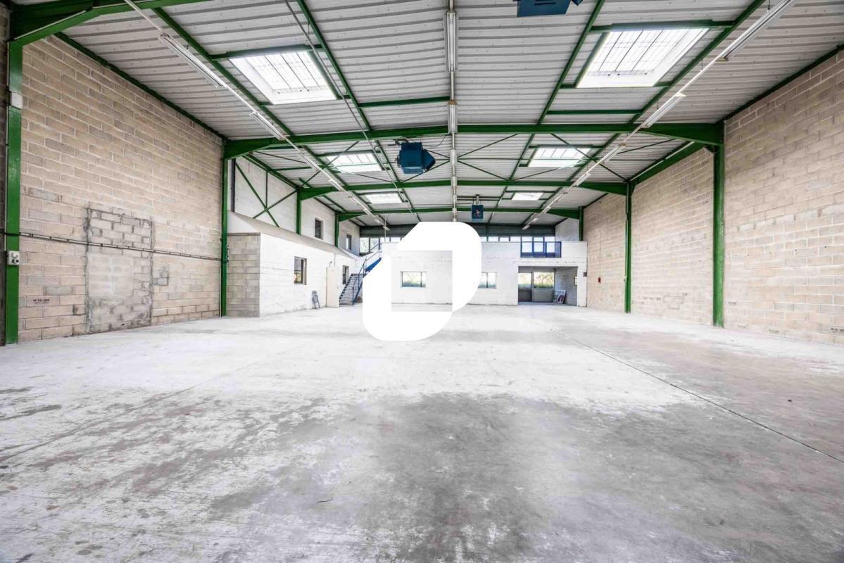 Flex in Saint-Thibault-des-Vignes for lease Interior Photo- Image 1 of 23