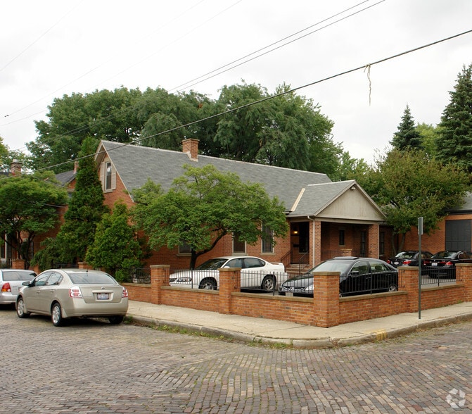 30-40 E Columbus St portfolio of 3 properties for sale on LoopNet.ca - Primary Photo - Image 2 of 3
