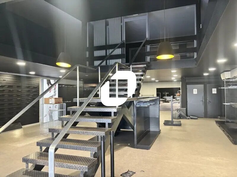 Retail in Bordeaux for lease Interior Photo- Image 1 of 15