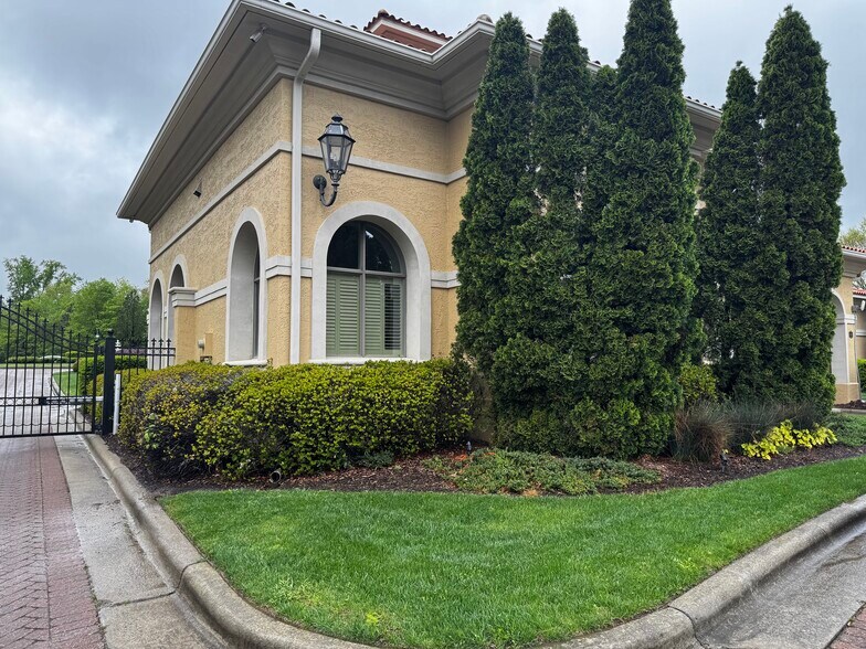 1 Maida Vale Ct, Durham, NC à louer - Photo du bâtiment - Image 2 de 3