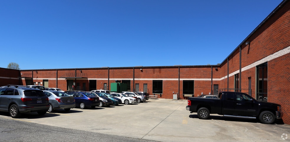 8203 Piedmont Triad Pky, Greensboro, NC for lease - Building Photo - Image 2 of 9