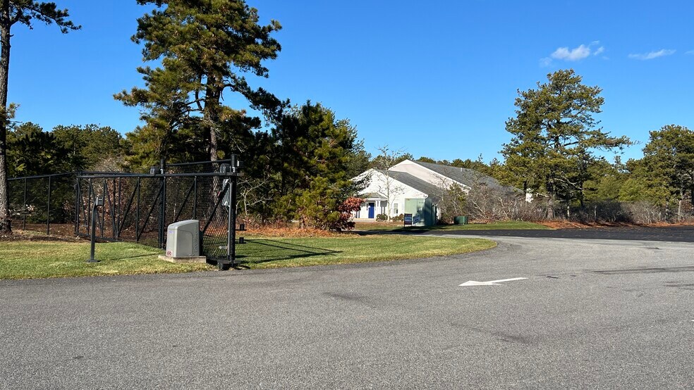 73 Mercantile Way, Mashpee, MA à vendre - Photo du bâtiment - Image 2 de 13