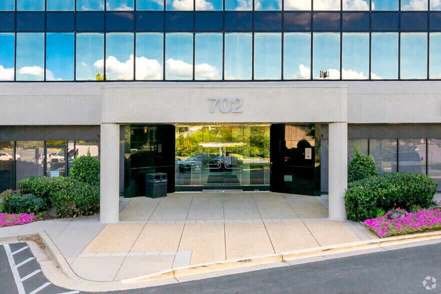 702 Russell Ave, Gaithersburg, MD à louer - Photo du bâtiment - Image 2 de 7