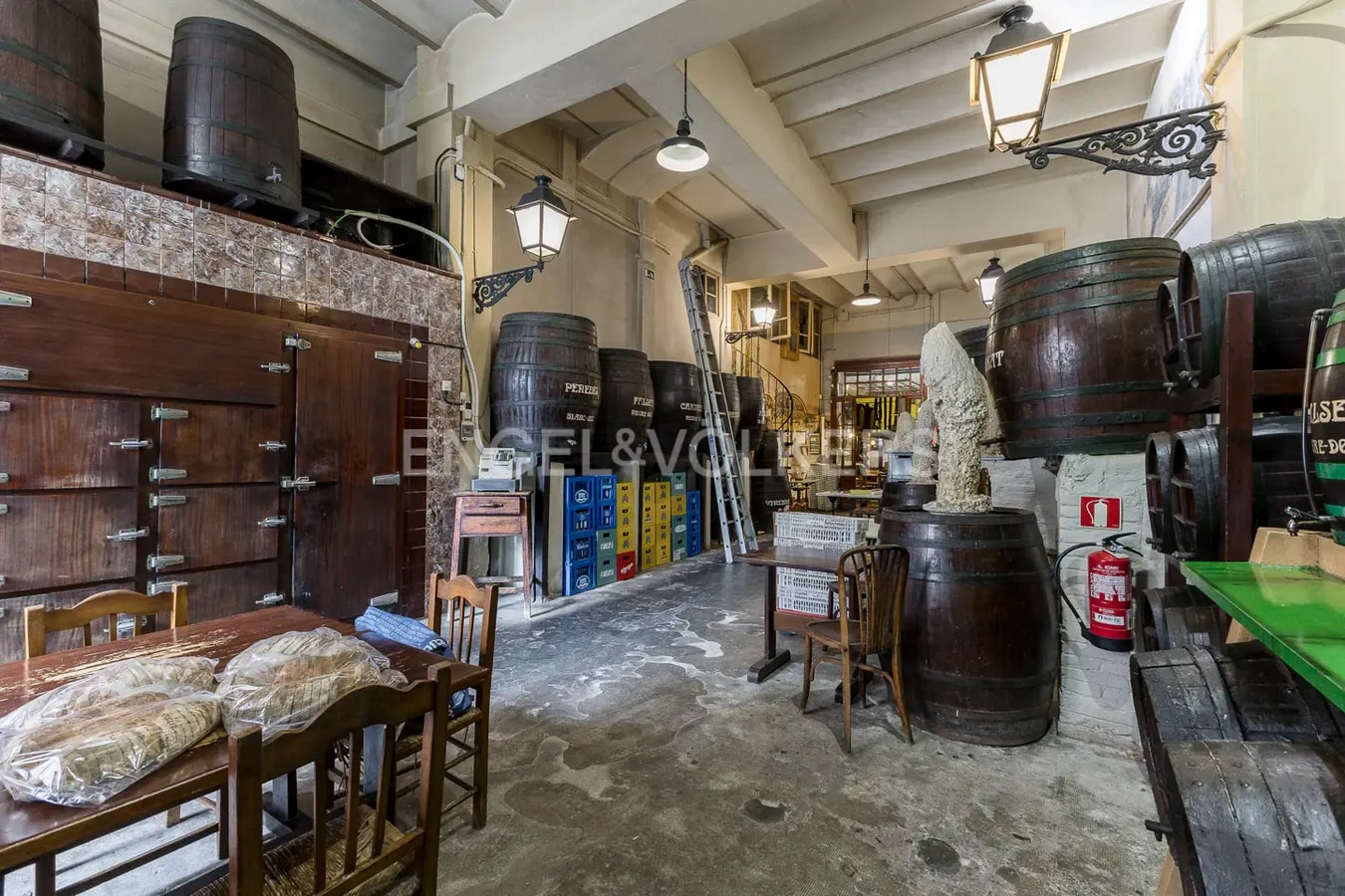 Barcelona, BAR 08004 - Unit pt 1 - - Interior Photo - Image 2 of 20