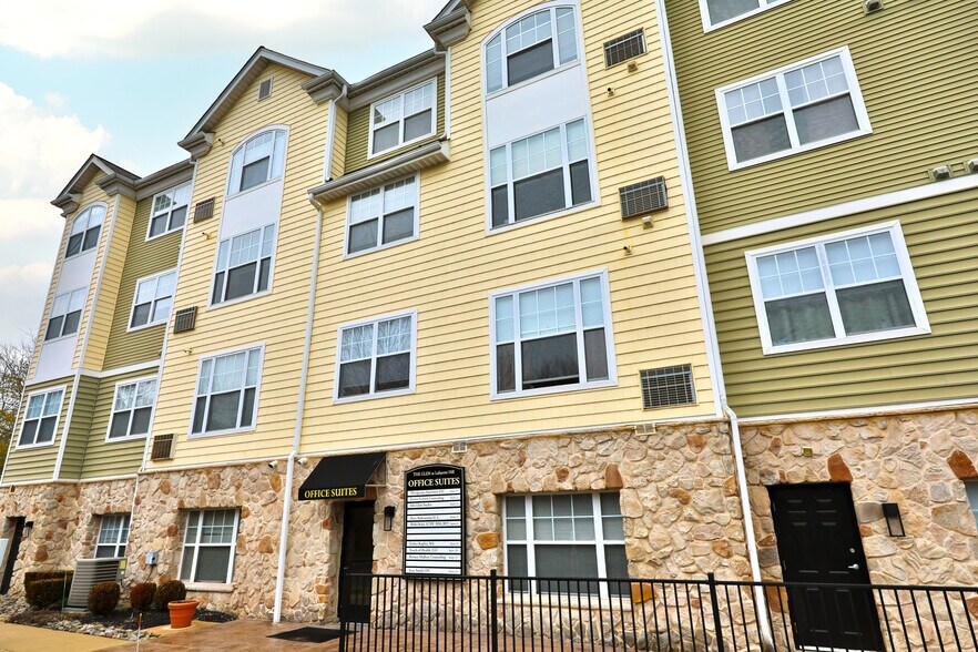 555 Andorra Glen Ct, Lafayette Hill, PA à louer - Photo du bâtiment - Image 2 de 54