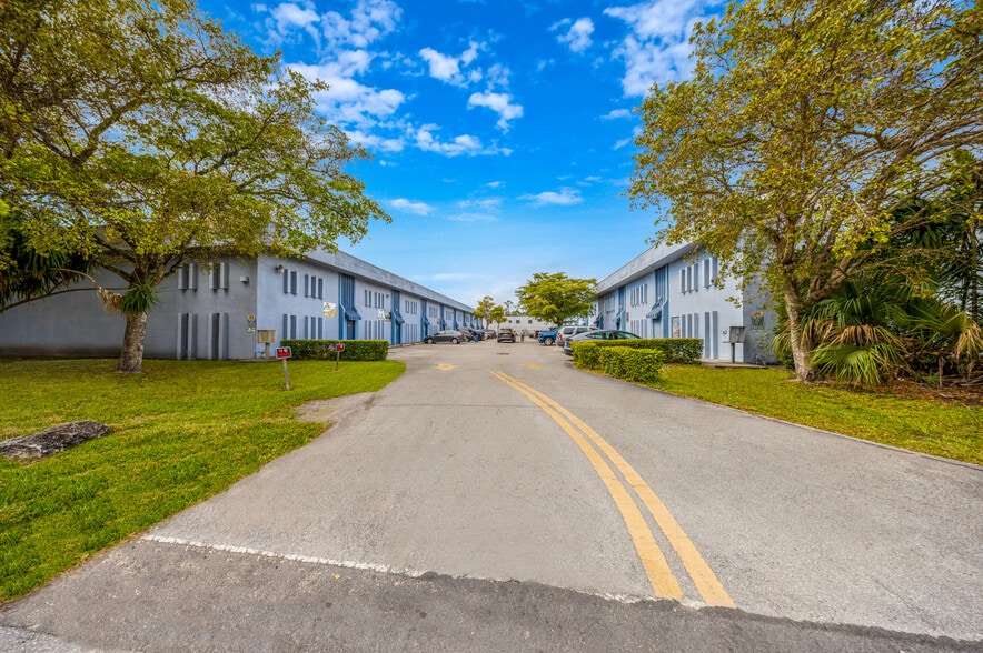 12300-12316 SW 131st Ave, Miami, FL à louer - Photo du bâtiment - Image 3 de 18