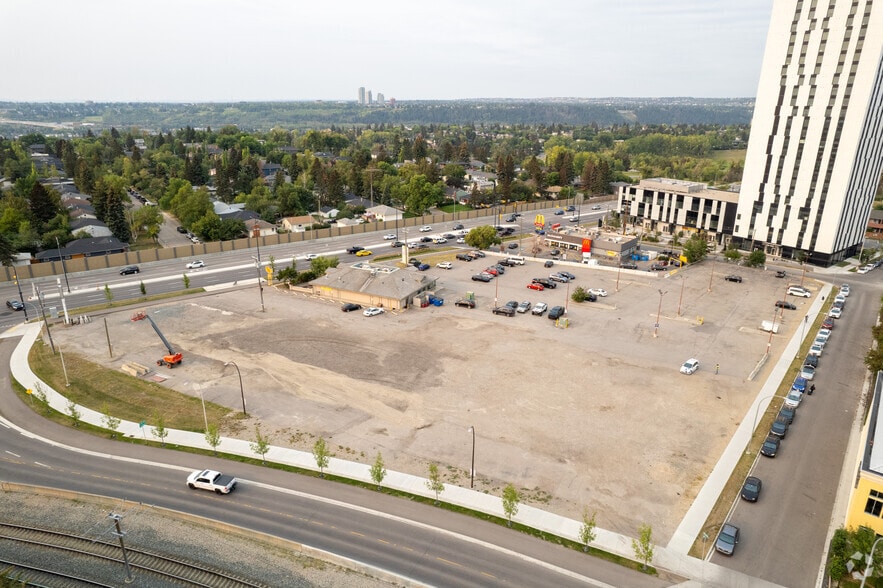 2227 Banff Trl NW, Calgary, AB for sale - Primary Photo - Image 1 of 1