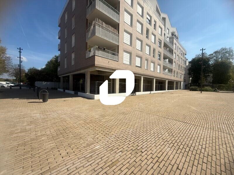 Retail in Neuilly-sur-Marne for lease Building Photo- Image 1 of 6