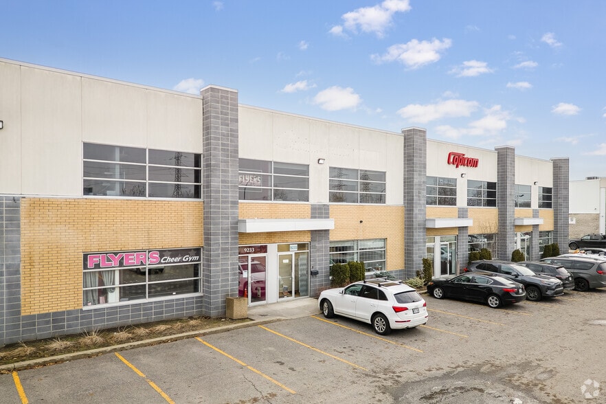 9233-9245 Rue Thimens, Montréal, QC à louer - Photo du bâtiment - Image 2 de 17