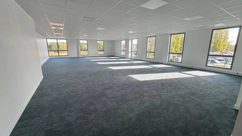 44 Rue Pierre Curie, Plaisir for lease - Building Photo - Image 1 of 12