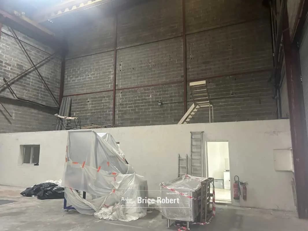 Bureau dans Vaulx-en-Velin à louer Photo du bâtiment- Image 1 de 2