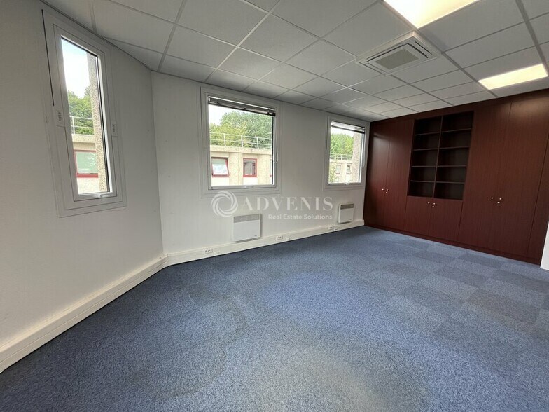 Office in Tremblay-en-France for lease - Interior Photo - Image 3 of 6