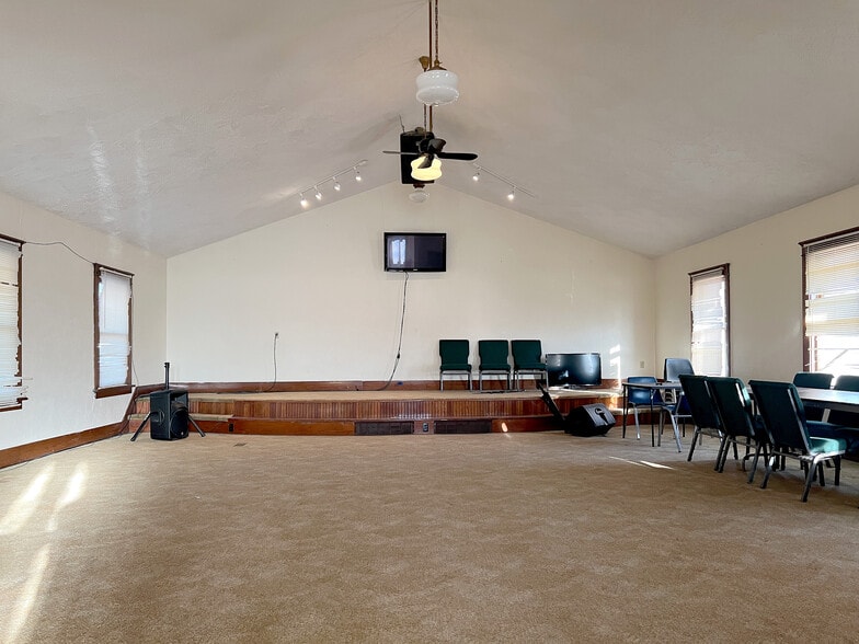 1102 D St, Fairbury, NE à vendre - Photo intérieure - Image 3 de 12