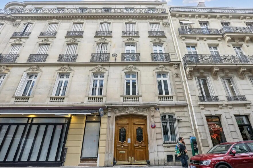 54 Rue De Ponthieu, Paris à louer - Photo du bâtiment - Image 2 de 15