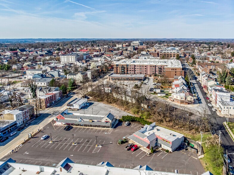 323 E Gay St, West Chester, PA à louer - Photo du bâtiment - Image 3 de 11