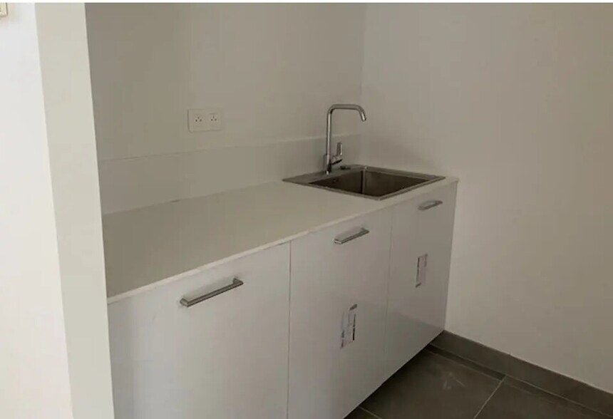 Office in Versailles for lease - Building Photo - Image 3 of 8