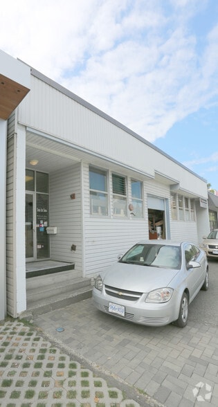 247 E 1st St, North Vancouver, BC à louer - Photo du bâtiment - Image 3 de 3