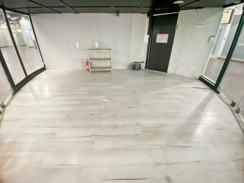 Retail in Paris for lease - Building Photo - Image 3 of 4