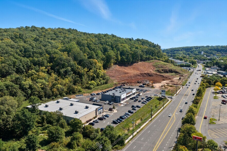 297-305 New Britain Avenue, Plainville, CT à louer - Photo du bâtiment - Image 3 de 10