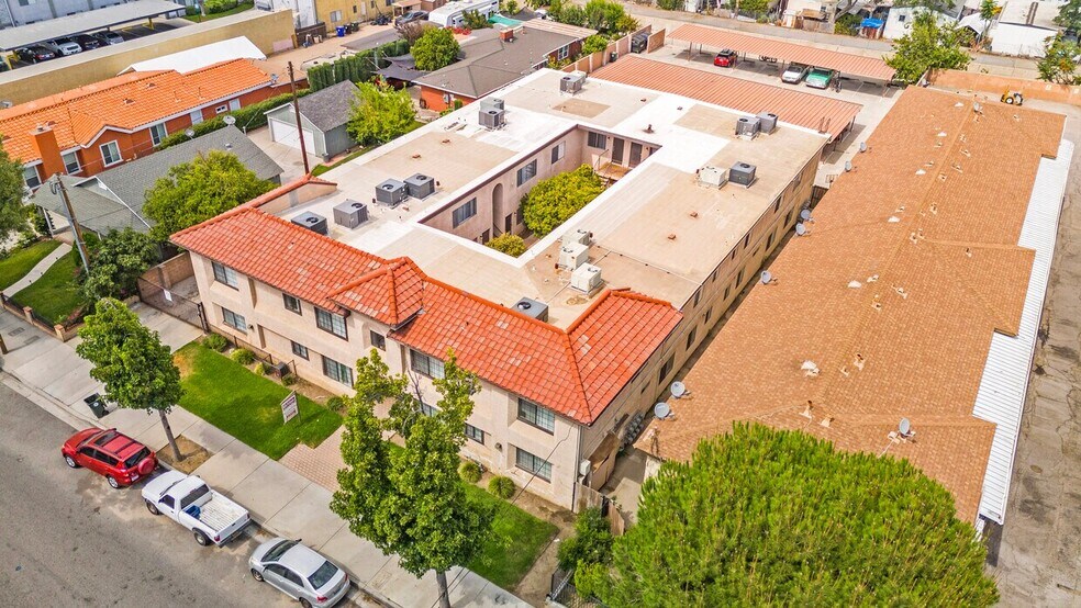 24846 Walnut St, Newhall, CA à vendre - Photo du bâtiment - Image 2 de 9