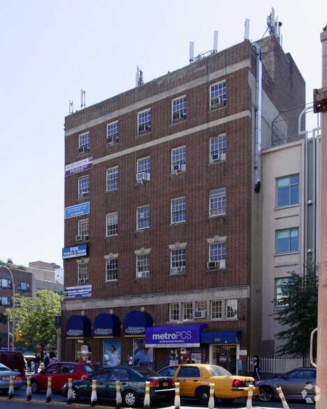 237 First Ave, New York, NY à louer - Photo du bâtiment - Image 3 de 6