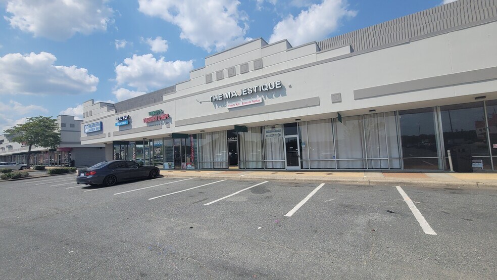 5301-5323 E Independence Blvd, Charlotte, NC à louer - Photo du bâtiment - Image 2 de 7