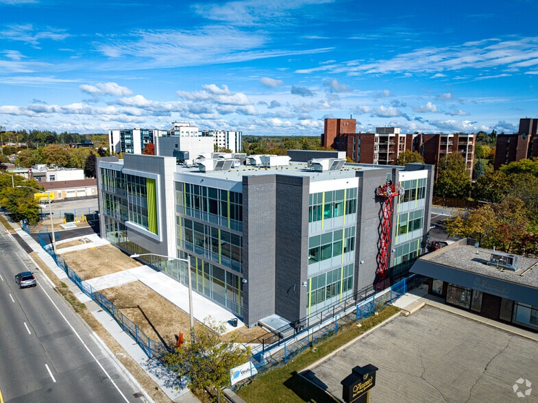 735-737 Woolwich St, Guelph, ON à louer - Photo du bâtiment - Image 3 de 6