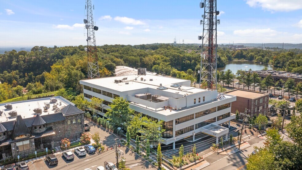 414 Eagle Rock Ave, West Orange, NJ à louer - Photo du bâtiment - Image 3 de 11