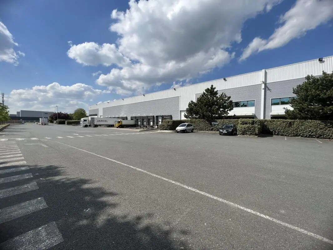 Industrial in Lieusaint for lease Building Photo- Image 1 of 11