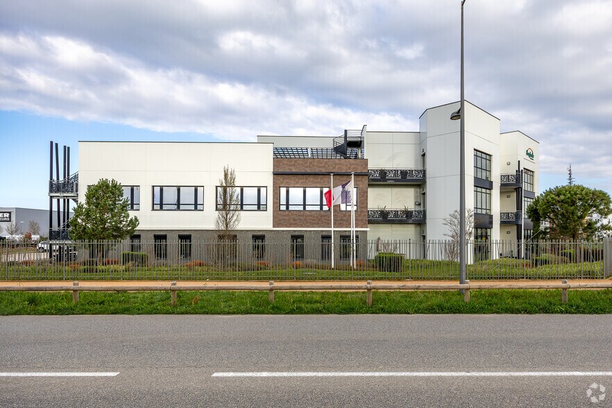 54 Rue Marcel Dassault, Genas à louer - Photo du bâtiment - Image 2 de 3