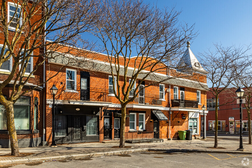 1-9 Pl Du Marché, Saint-jean-sur-richelieu, QC à vendre - Photo du bâtiment - Image 3 de 4