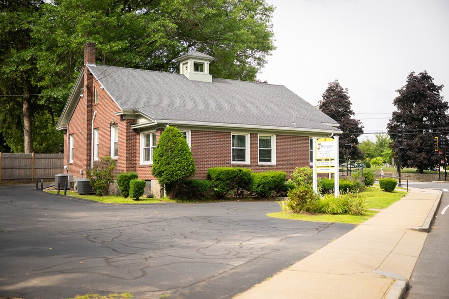 2 Reedsdale Road, Milton, MA à vendre - Photo du bâtiment - Image 1 de 12