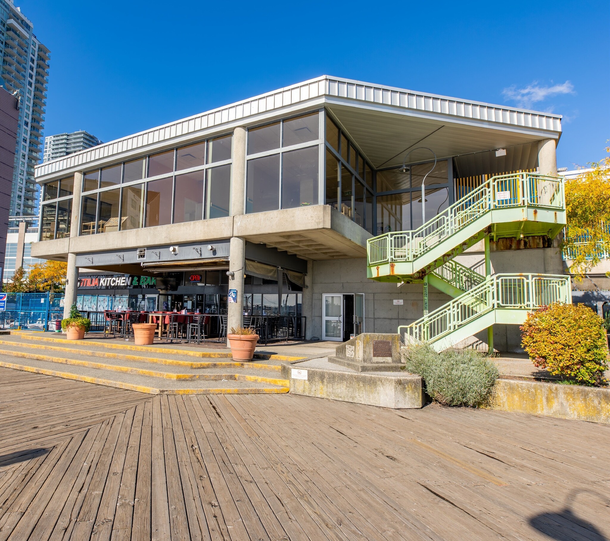 810 Quayside Dr, New Westminster, BC for lease Primary Photo- Image 1 of 3