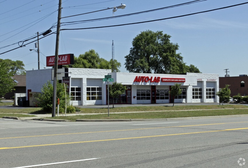 2790 W Maple Rd, Troy, MI for sale - Building Photo - Image 2 of 2