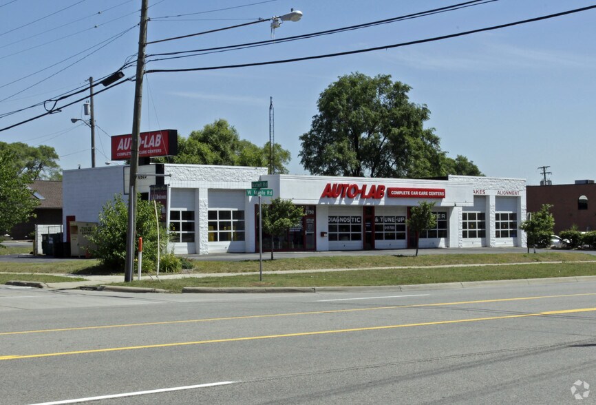 2790 W Maple Rd, Troy, MI à vendre - Photo du bâtiment - Image 2 de 2