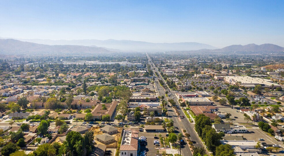 9758 Magnolia Ave, Riverside, CA à vendre - Photo du bâtiment - Image 2 de 9