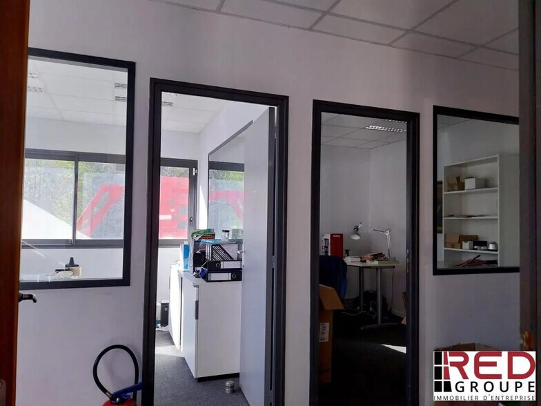 Flex in Éguilles for lease - Building Photo - Image 2 of 9