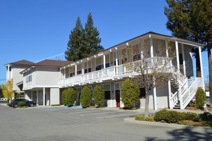 21580 Stevens Creek Blvd, Cupertino, CA à louer - Photo du bâtiment - Image 3 de 5