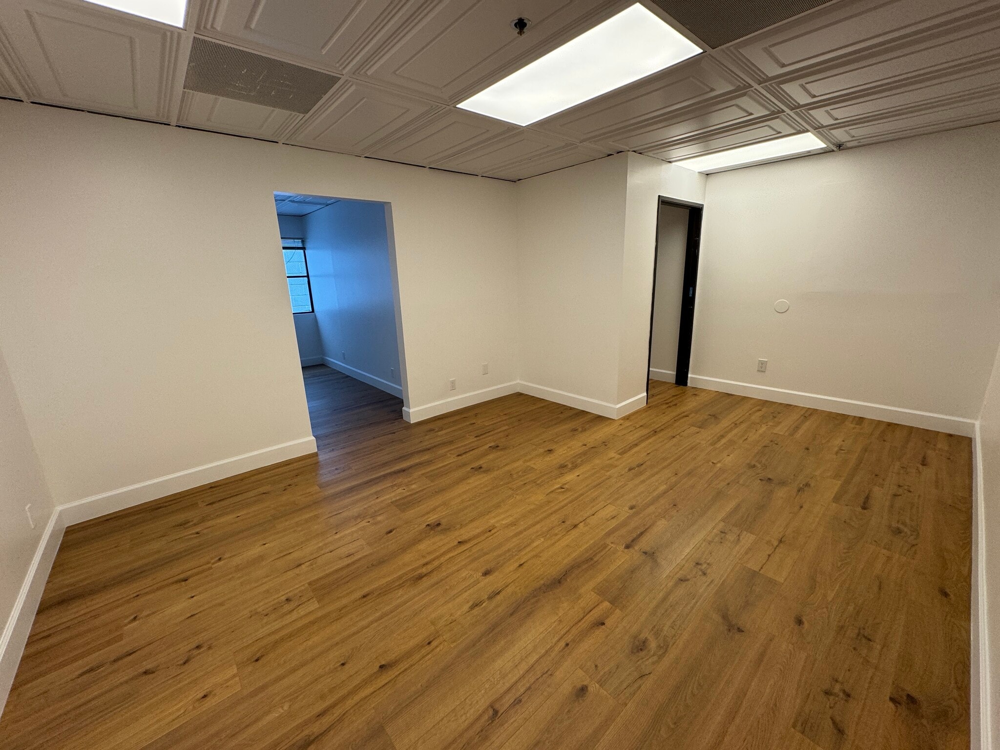 15928 Ventura Blvd, Encino, CA for lease Building Photo- Image 1 of 4