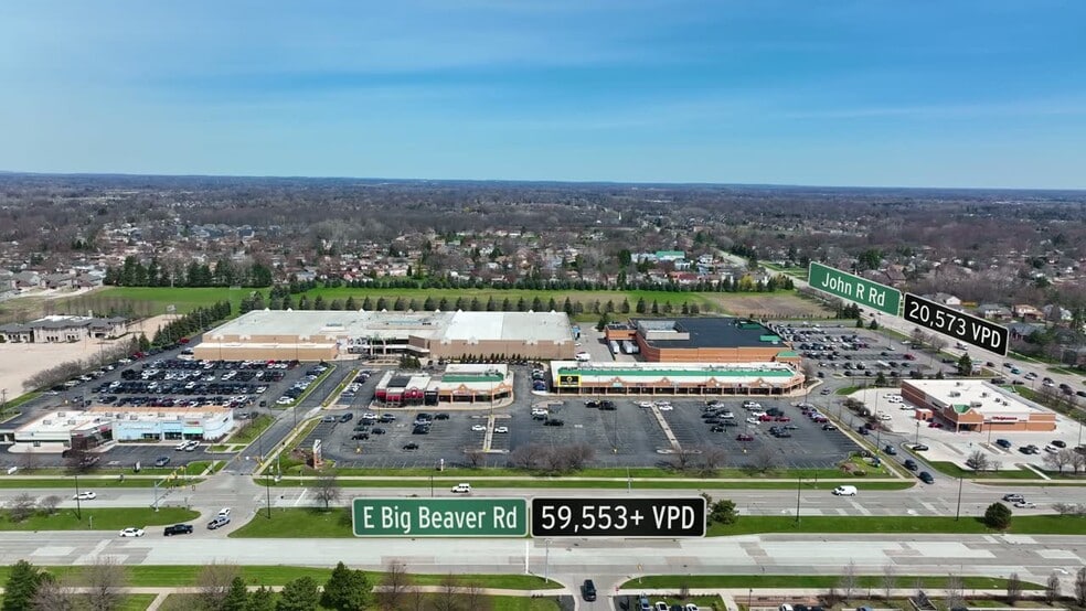 1819 E Big Beaver Rd, Troy, MI à louer - Vidéo sur l’inscription commerciale - Image 2 de 13