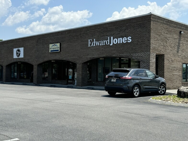 624-630 Dolly Parton Pky, Sevierville, TN for lease - Building Photo - Image 2 of 13