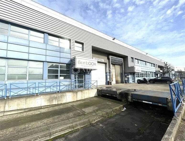 Flex in La Courneuve for lease - Building Photo - Image 3 of 12