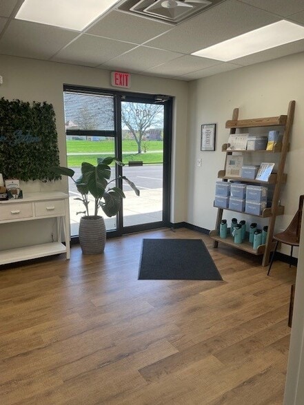 3934-3946 N Hampton Dr, Powell, OH for lease - Interior Photo - Image 2 of 4