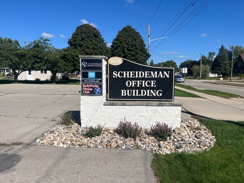 808 4th St NE, Hampton, IA à vendre - Photo du bâtiment - Image 2 de 48