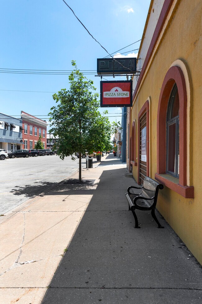 Plus de détails pour 119 W Washington St, Momence, IL - Commerce de détail à vendre