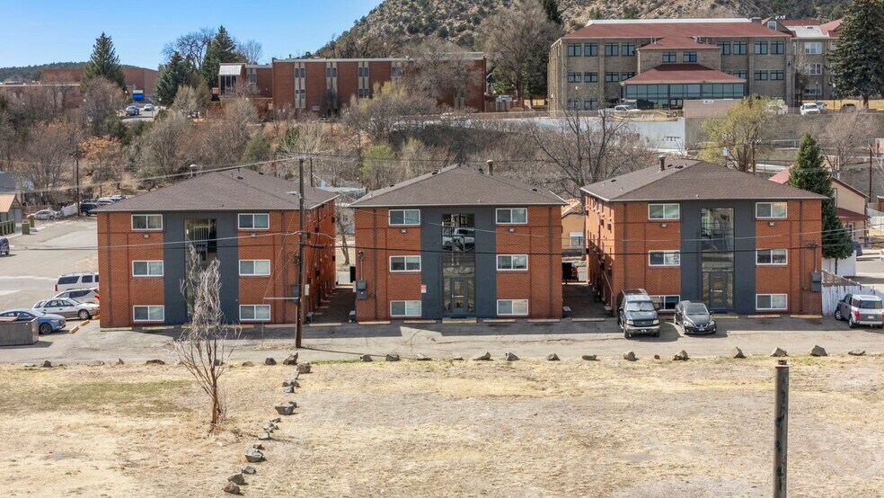 Main St Manor & State Street Village portefeuille de 2 propriétés à vendre sur LoopNet.ca - Photo du bâtiment - Image 3 de 24