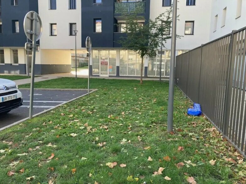 Bureau dans Trappes à louer - Photo du bâtiment - Image 2 de 9