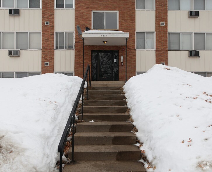 4233 3rd St NE, Columbia Heights, MN à vendre - Photo du bâtiment - Image 3 de 3