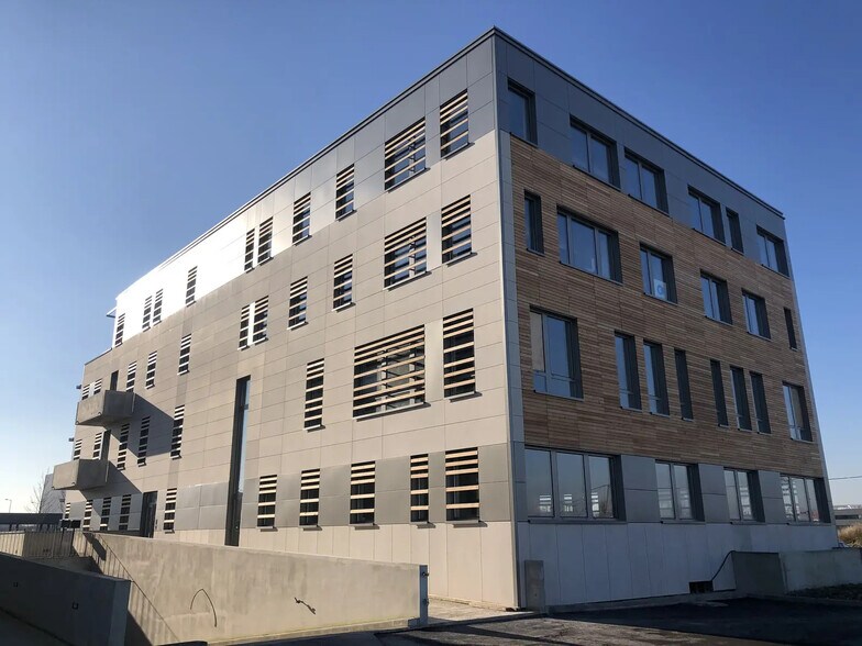 Office in Reims for lease - Building Photo - Image 1 of 6