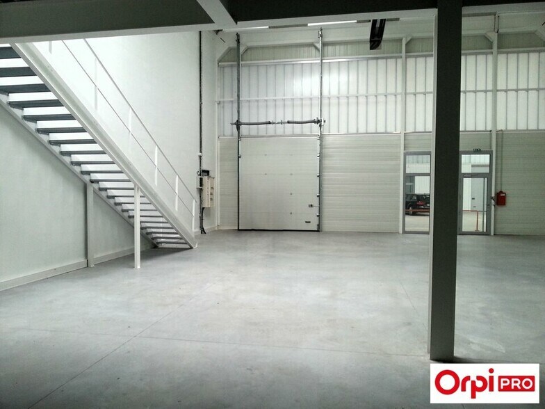 Flex in Palaiseau for lease - Interior Photo - Image 2 of 6
